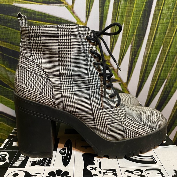 Plaid Lace Up Boots - Picture 4 of 10